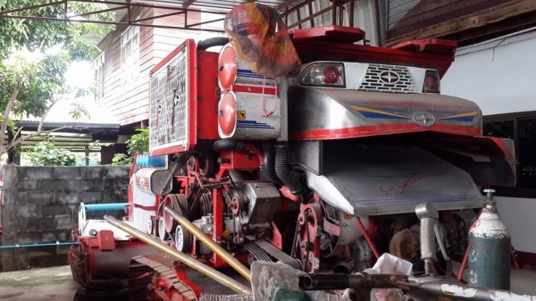 ขายรถเกี่ยวปี55ศักดิ์พัฒนา T-300 เครื่องjo7c 210แรงเทอร์โบว์ ปั๊มแห้งเครื่องดี สภาพใช้งานน้อยเกี่ยวนาปี