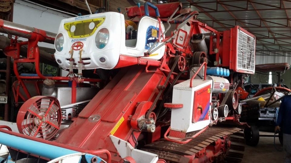 ขายรถเกี่ยวปี55ศักดิ์พัฒนา T-300 เครื่องjo7c 210แรงเทอร์โบว์ ปั๊มแห้งเครื่องดี สภาพใช้งานน้อยเกี่ยวนาปี