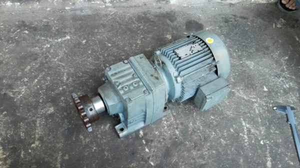 ==== SOLD ==== มอเตอร์เกียร์ SEW Eurodrive 1.5 HP. 380V. อัตราทด 1:21 สภาพใหม่คล้ายป้ายแดง วิ่งเงียบ!!