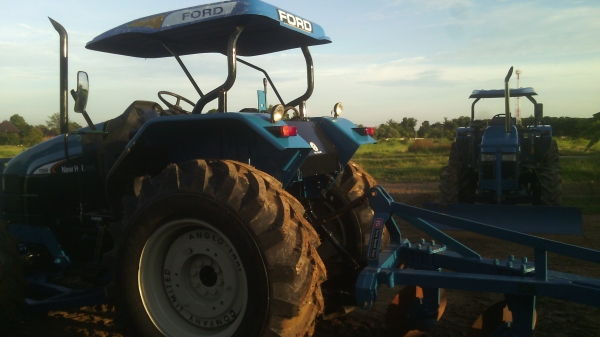 ขายรถไถFORD  NEWHOLLAND  รุ่นTS90  กรองใหญ่ปี04