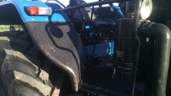 ขายรถไถFORD  NEWHOLLAND  รุ่นTS90  กรองใหญ่ปี04