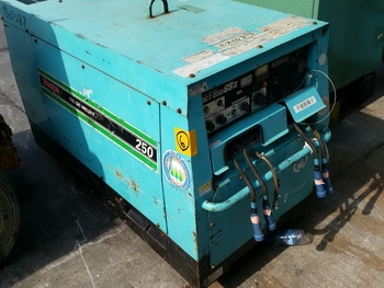 เครื่องเชื่อมสนามพร้อมปั่นไฟ และปั๊มลมในตัว denyo 250 เชื่อมได้ 2 ระบบ ดีเซล 3 สูบ