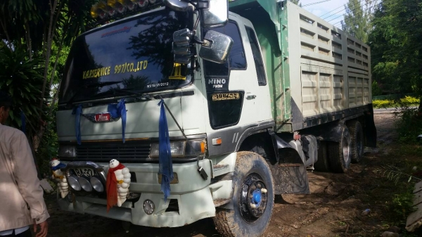ขายสิบล้อ Hino 3 M 2เพลา ดรั้ม เครื่อง 240 แรง มีลำโพงลากลูก เอกสารพร้อม รถสวย 0811838154 ขายสิบล้อ Hino 3 M 2เพลา ดรั้ม เครื่อง 240 แรง มีลำโพงลากลูก เอกสารพร้อม รถสวย 0811838154