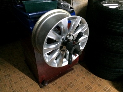 ล้อแม็กซ์ NISSAN เทียน่า 16 นิ้ว ET40 กว้าง 6 ครึ่ง 5รู114 ฝากลางครบ ขึ้นเครื่องเช็คดุ้งแล้ว ตจวส่งได้ครับ