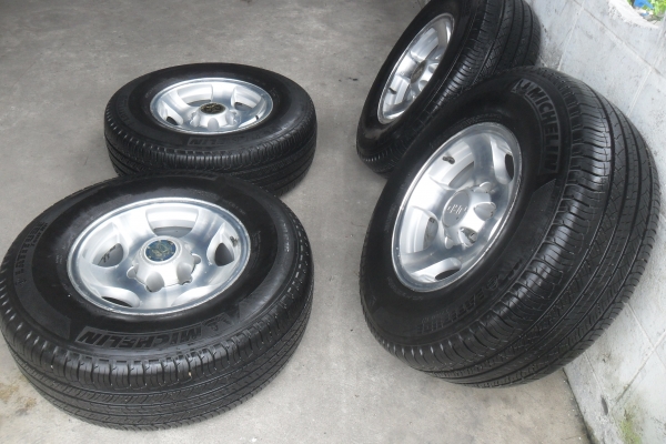 ล้อแม็ก 16นิ้ว 6รู พร้อมยาง สวยๆ 4 ล้อ ราคา 6800 บาท