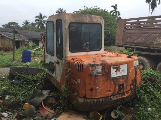 (ลงขายใหม่)รถขุดมีเก๋งตู้รถจอดหนูทำรัง..HALLA HE50 ขายตามสภาพ..มีใบดันหน้า