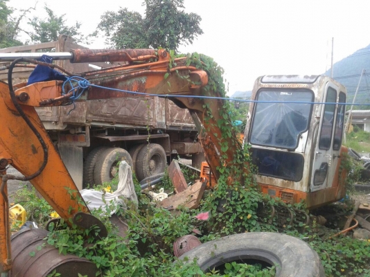 (ลงขายใหม่)รถขุดมีเก๋งตู้รถจอดหนูทำรัง..HALLA HE50 ขายตามสภาพ..มีใบดันหน้า