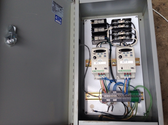 ขายตู้คอนโทรล พร้อม Inverter ขนาด 0.5HP ไฟเข้า 110V ออก 220V 2 ตัว สภาพสวย มี 3 ตู้ครับ