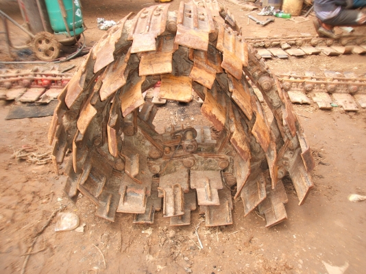 ขายโซ่รถเกี่ยวข้าว D4 พร้อมใบ สภาพ 70\% ขายคู่ราคา 40,000 บาทหรือแยก ราคา 20,000 บาท