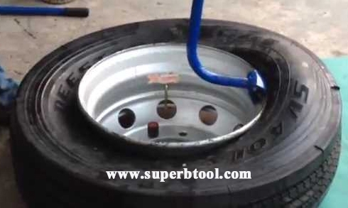 ชุดถอดยาง เรเดี้ยน รถใหญ่ เปลี่ยนจากถอดยางยากให้ง่ายทั้งใส่และถอด 1ชุด มีเหล็กงัดยาง 2ชิ้น ลิ่มขัด 1ตัว