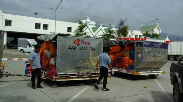 บริการรับส่งสินค้าทั่วประเทศ บริการรถบรรทุกให้เช่าระยะยาว รายเที่ยว ประเภทรถ ตู้ทึบ 10 บาน ยาว 7.69  เมตร มีประกันสินค้าวงเงิน 1ล้านต่อคัน ส่งรถประจำได้ ปลอดภัยใส่ใจบริการ บริษัทภูฟ้าโลจิสติคส์ www.thai7market.com โทร 0817144948 id0851536632 id0850643273