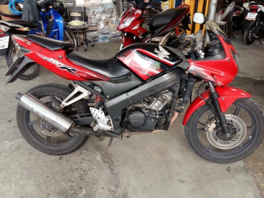 ขาย HONDA CBR 150 R ปี 50 ลายไฟโฉมสุดท้ายก่อนเป็นหัวฉีด เครื่องดีไม่หลวม ไม่มีควัน,ชุดสีไม่สวยมีรอยล้ม และรอยบุบที่ถัง เล่มพร้อมโอน