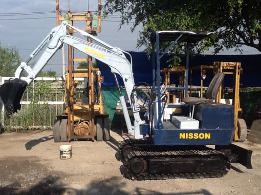 Nissan n250 สภาพดีพร้อมใช้ ทำสีใหม่เรียบร้อย เก่าญี่ปุ่นราคาไม่แพงครับ