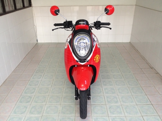 Scoopy-i ลายMan U เจ้าของขายเอง ดูแลอย่างลูก วิ่ง9000 ปี56 (ของแถม 4 รายการ) Scoopy-i ลายMan U เจ้าของขายเอง ดูแลอย่างลูก วิ่ง9000 ปี56 (ของแถม 4 รายการ)