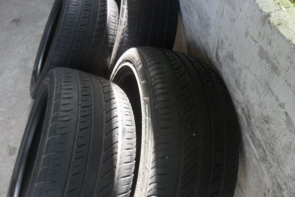 ยาง 225/45ZR18ปี13 สวยๆ 4 เส้น ราคา 3700 บาท