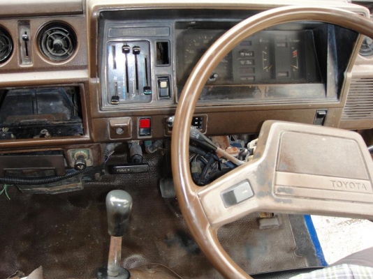 ขาย 4 ล้อกลาง รุ่นไดน่าคานแข็งใหญ่ บรรทุกดี เครื่องดีเซล 2.4 ประหยัดเพาเวอร์