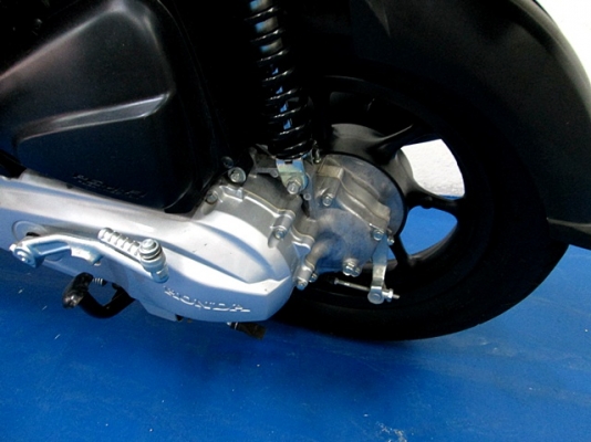 zoomer x สีเขียว แบบทหาร ( มีชุดสีให้ 2 ชุด ของเดิมสีชมพูลายใหม่ ) รถเดือน กันยายน ปี 57 ไมล์ 6 พันโล แถม 4 รายการ 36900