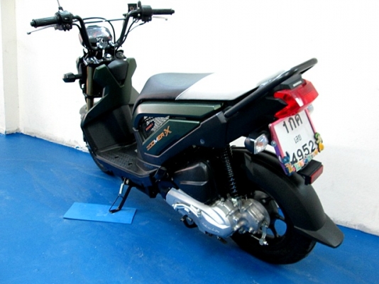 zoomer x สีเขียว แบบทหาร ( มีชุดสีให้ 2 ชุด ของเดิมสีชมพูลายใหม่ ) รถเดือน กันยายน ปี 57 ไมล์ 6 พันโล แถม 4 รายการ 36900