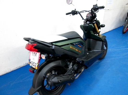 zoomer x สีเขียว แบบทหาร ( มีชุดสีให้ 2 ชุด ของเดิมสีชมพูลายใหม่ ) รถเดือน กันยายน ปี 57 ไมล์ 6 พันโล แถม 4 รายการ 36900