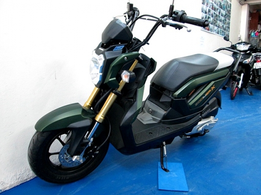 zoomer x สีเขียว แบบทหาร ( มีชุดสีให้ 2 ชุด ของเดิมสีชมพูลายใหม่ ) รถเดือน กันยายน ปี 57 ไมล์ 6 พันโล แถม 4 รายการ 36900