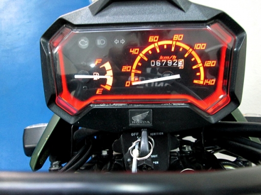 zoomer x สีเขียว แบบทหาร ( มีชุดสีให้ 2 ชุด ของเดิมสีชมพูลายใหม่ ) รถเดือน กันยายน ปี 57 ไมล์ 6 พันโล แถม 4 รายการ 36900