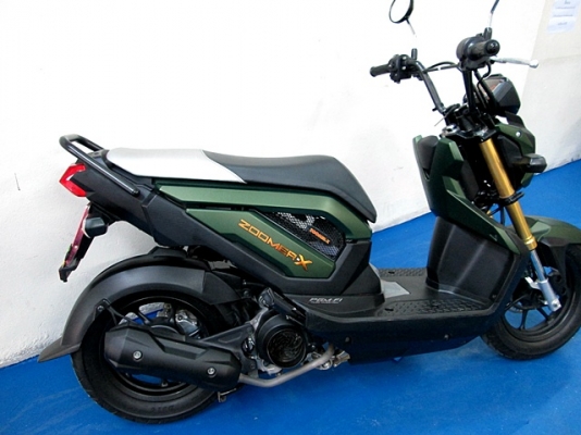 zoomer x สีเขียว แบบทหาร ( มีชุดสีให้ 2 ชุด ของเดิมสีชมพูลายใหม่ ) รถเดือน กันยายน ปี 57 ไมล์ 6 พันโล แถม 4 รายการ 36900