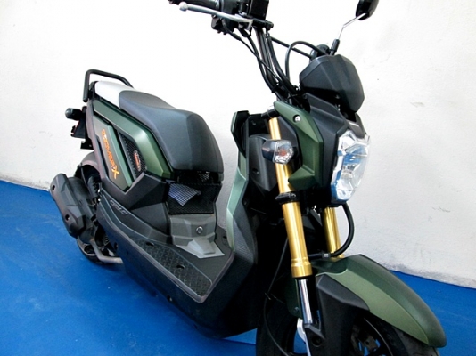zoomer x สีเขียว แบบทหาร ( มีชุดสีให้ 2 ชุด ของเดิมสีชมพูลายใหม่ ) รถเดือน กันยายน ปี 57 ไมล์ 6 พันโล แถม 4 รายการ 36900