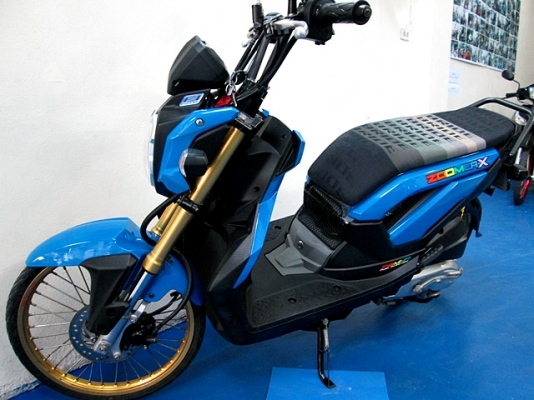 zoomer x สีน้ำเงินดำ ( ล้อ DID ) เบาะผ้าบาย รถเดือน มีนาคม ปี 58 ไมล์ 5 พันโล สีสวยทั้งคัน ฟรีโอน แถม 4 รายการ 37900