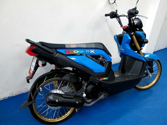 zoomer x สีน้ำเงินดำ ( ล้อ DID ) เบาะผ้าบาย รถเดือน มีนาคม ปี 58 ไมล์ 5 พันโล สีสวยทั้งคัน ฟรีโอน แถม 4 รายการ 37900
