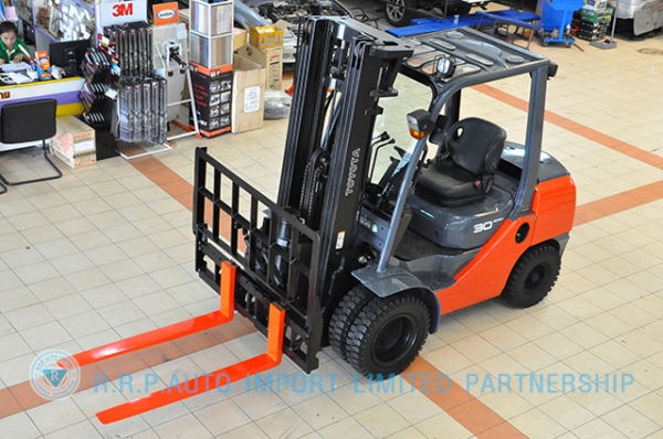 ขายรถโฟล์คลิฟท์มือสอง TOYOTA รุ่น 8FD30 ราคา xxx,xxx บาท นำเข้าจากประเทศญี่ปุ่น 100\% ไม่เคยใช้งานในไทย