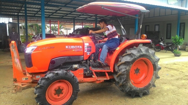 ขายรถไถ KUBOTA L4708 สภาพดีเดิมๆพร้อมใช้งาน อุปกรณ์ 2 ชิ้นมีพร้อมดันหน้า และ หลัง
