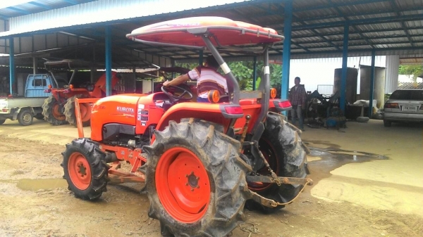 ขายรถไถ KUBOTA L4708 สภาพดีเดิมๆพร้อมใช้งาน อุปกรณ์ 2 ชิ้นมีพร้อมดันหน้า และ หลัง