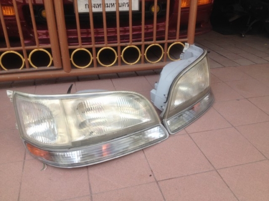 ไฟหน้า TOYOTA HIACE ของเก่าญี่ปุ่นเเท้สภาพตามรูปคู่ละ