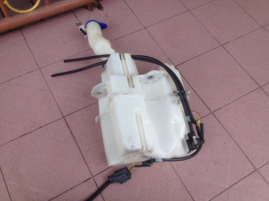 กระปุกฉีดน้ำฝน VOLVO V70 เก่าญี่ปุ่นสภาพสวย