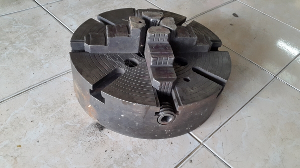 หัวจับ 4 จับ แท่นกลึง 12 นิ้ว สภาพสวยๆๆๆ ไม่แตก ไม่บิ่น เกลียวดี สวยๆๆ 4,000