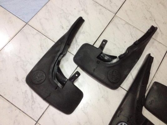 ขายบังโคลนโฟล์คแท้4อันสภาพตามรูป ราคา500บาท โทร0924462525โส