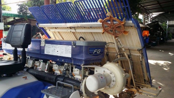 รถดำนานั่งขับ ISEKI   รุ่น PG53 เก่าญี่ปุ่น พร้อมกล่องหยอดปุ๋ย  ดำนา 5 แถว สภาพสวย