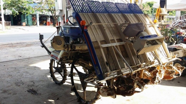 รถดำนานั่งขับ ISEKI   รุ่น PG53 เก่าญี่ปุ่น พร้อมกล่องหยอดปุ๋ย  ดำนา 5 แถว สภาพสวย