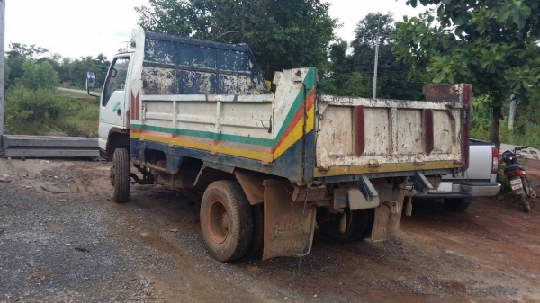 **400,000 บ.ต่อรอง///6ล้อดั้มดิน5คิว ISUZU-120 หัวการ์ตูน **ขาย ISUZU-120แรง ประกอบ 6ล้อดั้มดิน5คิว ช่วงล่างใหญ่ พร้อมลุย ISUZU FRR32G1 (คัสซีDEGA) วางเครื่อง4HF1-120แรงฝาขาว เกียร์สั้น เครื่องดี แน่น แรงดี ครับ เกียร์ดีไม่หลุด เกียร์สั้น เข้าง่าย ครับ ช่