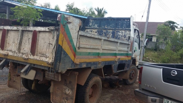 **400,000 บ.ต่อรอง///6ล้อดั้มดิน5คิว ISUZU-120 หัวการ์ตูน **ขาย ISUZU-120แรง ประกอบ 6ล้อดั้มดิน5คิว ช่วงล่างใหญ่ พร้อมลุย ISUZU FRR32G1 (คัสซีDEGA) วางเครื่อง4HF1-120แรงฝาขาว เกียร์สั้น เครื่องดี แน่น แรงดี ครับ เกียร์ดีไม่หลุด เกียร์สั้น เข้าง่าย ครับ ช่