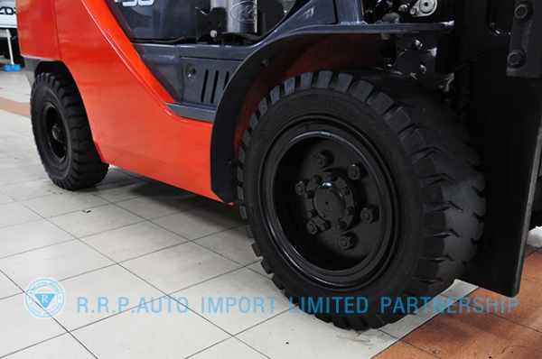 ขายรถโฟล์คลิฟท์มือสอง TOYOTA รุ่น 8FG30 ราคา 435,000 บาท นำเข้าจากประเทศญี่ปุ่น 100\% ไม่เคยใช้งานในไทย