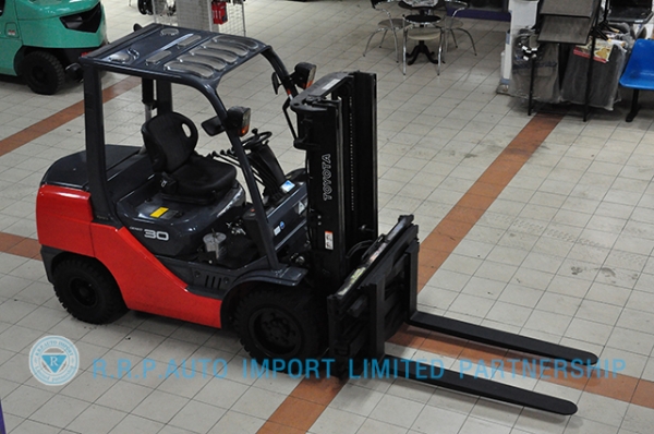 ขายรถโฟล์คลิฟท์มือสอง TOYOTA รุ่น 8FG30 ราคา 435,000 บาท นำเข้าจากประเทศญี่ปุ่น 100\% ไม่เคยใช้งานในไทย