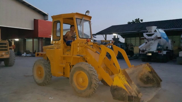 รถตักล้อยางเอวอ่อนสวยๆครับโทร0827407148 รถตักล้อยางเอวอ่อนสวยๆครับโทร0827407148