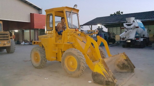 รถตักล้อยางเอวอ่อนสวยๆครับโทร0827407148