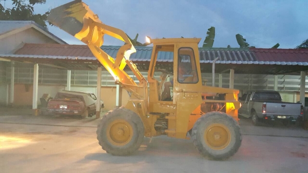 รถตักล้อยางเอวอ่อนสวยๆครับโทร0827407148 รถตักล้อยางเอวอ่อนสวยๆครับโทร0827407148