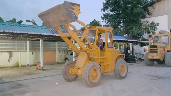 รถตักล้อยางเอวอ่อนสวยๆครับโทร0827407148 รถตักล้อยางเอวอ่อนสวยๆครับโทร0827407148