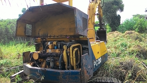 ขายด่วน.เดิอนนี้ขายไม่ได้ยกเลิก ราคา 170000 พร้อมใช้แน่แรงดีมีลายกระแทก komatsu pc 20 รุ่น 6