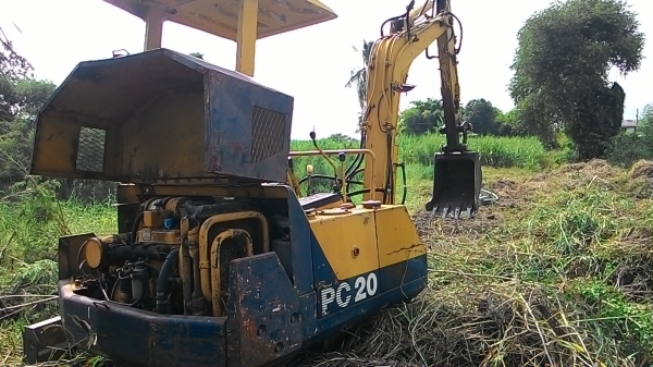 ขายด่วน.เดิอนนี้ขายไม่ได้ยกเลิก ราคา 170000 พร้อมใช้แน่แรงดีมีลายกระแทก komatsu pc 20 รุ่น 6