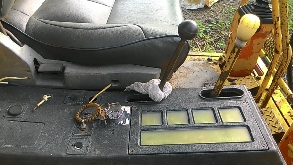 ขายด่วน.เดิอนนี้ขายไม่ได้ยกเลิก ราคา 170000 พร้อมใช้แน่แรงดีมีลายกระแทก komatsu pc 20 รุ่น 6