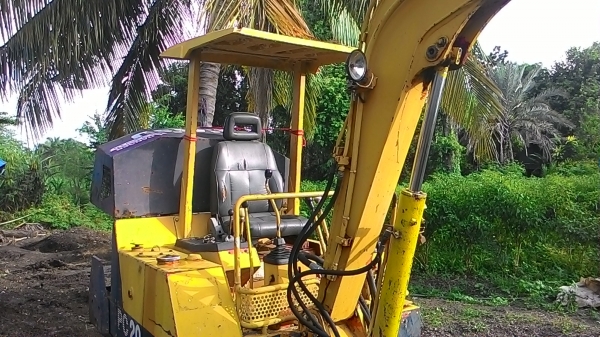 ขายด่วน.เดิอนนี้ขายไม่ได้ยกเลิก ราคา 170000 พร้อมใช้แน่แรงดีมีลายกระแทก komatsu pc 20 รุ่น 6